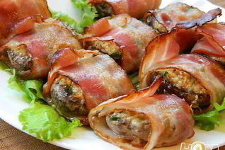 Шампиньоны с орехово-сырной начинкой, в беконе