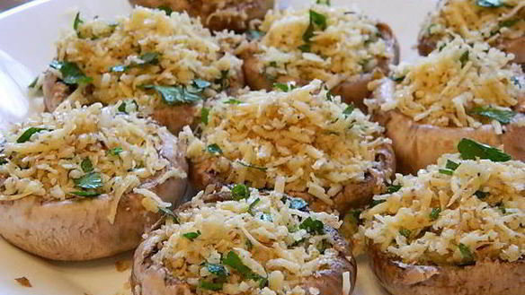 ШАГ 3. шампиньоны с орехово-сырной начинкой, в беконе