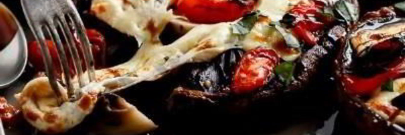 Шампиньоны с помидорами и чесночным маслом