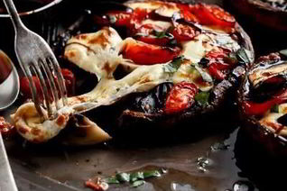 Шампиньоны с помидорами и чесночным маслом