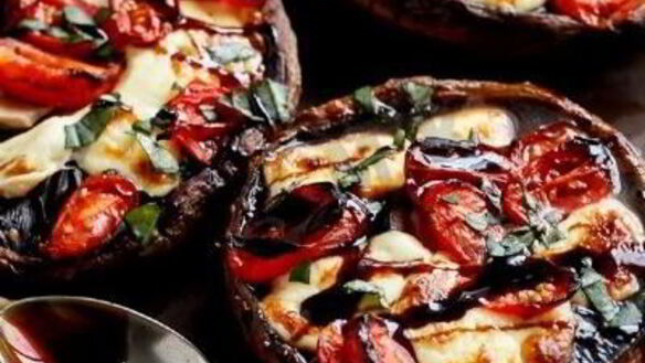 ШАГ 3. шампиньоны с помидорами и чесночным маслом