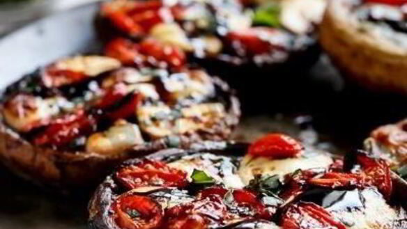 ШАГ 4. шампиньоны с помидорами и чесночным маслом