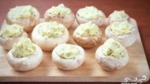 ШАГ 4. шампиньоны с сыром и чесноком в духовке