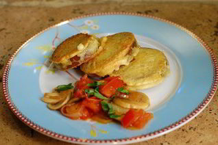 Шампиньоны с зеленым помидором, жаренным в кляре