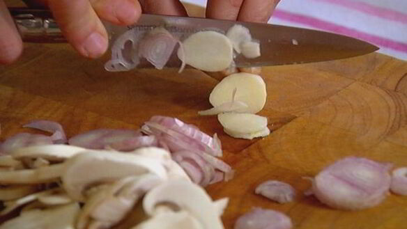 ШАГ 3. шампиньоны с зеленым помидором, жаренным в кляре