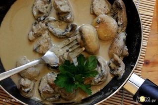 Шампиньоны в сметанно-соевом соусе