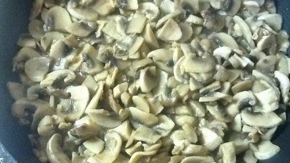 ШАГ 7. шампиньоны в вине и сливках