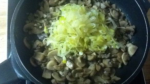 ШАГ 10. шампиньоны в вине и сливках