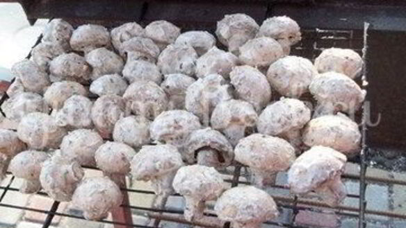 ШАГ 3. шампиньоны, запеченные на костре