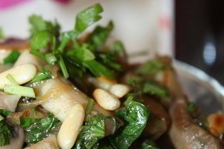 Шампиньоны жареные с кедровыми орешками