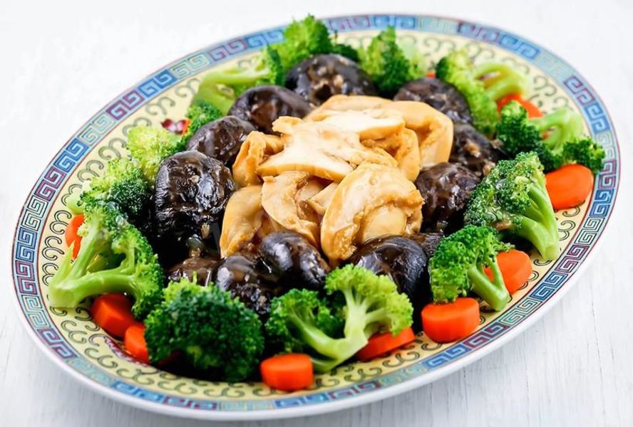 Тушеные грибы и морские ушки