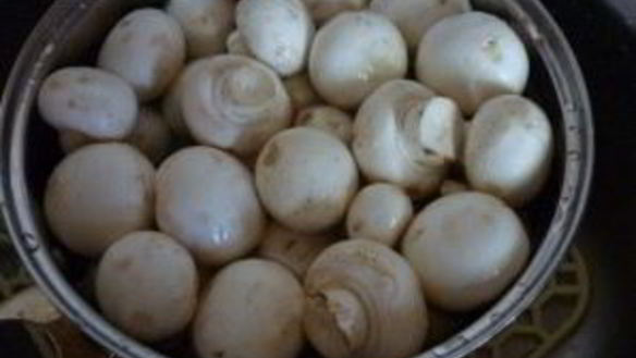 ШАГ 2. тушеные шампиньоны