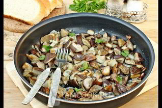 Жареные белые грибы с луком