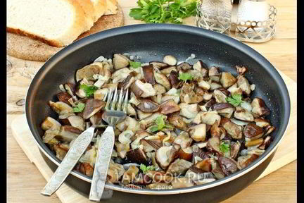 Жареные белые грибы с луком
