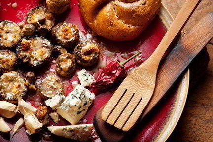 Золотистые грибы, фаршированные сыром