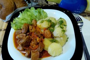 Гуляш из говядины в мультиварке