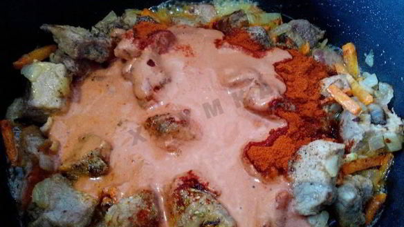 ШАГ 12. гуляш из говядины в мультиварке