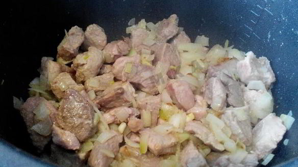 ШАГ 7. гуляш из говядины в мультиварке