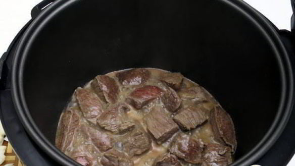 ШАГ 2. гуляш в мультиварке