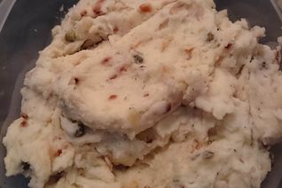 Картофельное пюре с жареным луком и каперсами