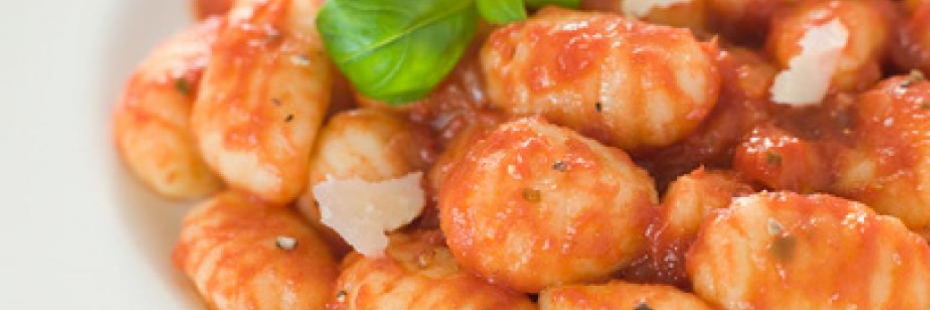 Картофельные клецки с помидорами