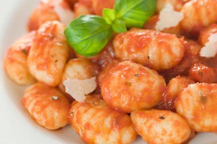 Картофельные клецки с помидорами