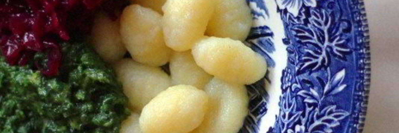 Картофельные клецки с соусом из шпината