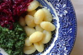 Картофельные клецки с соусом из шпината