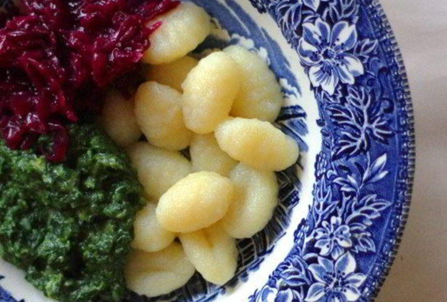 Картофельные клецки с соусом из шпината