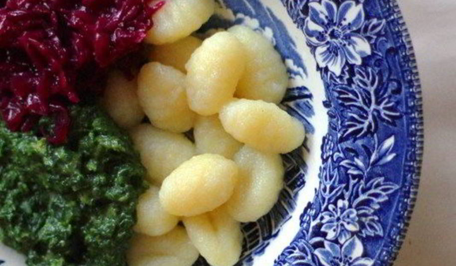 Рецепт картофельные клецки с соусом из шпината