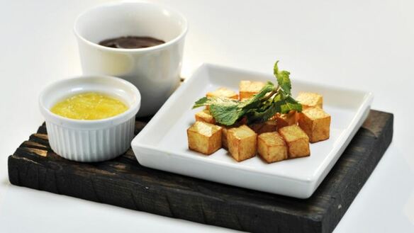 ШАГ 4. картофельные кубики с шоколадом и мандариновым пюре