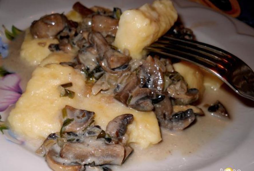 Картофельные ньокки с грибной подливкой