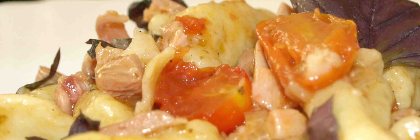 Картофельные ньокки с помидорами черри и копченой курицей