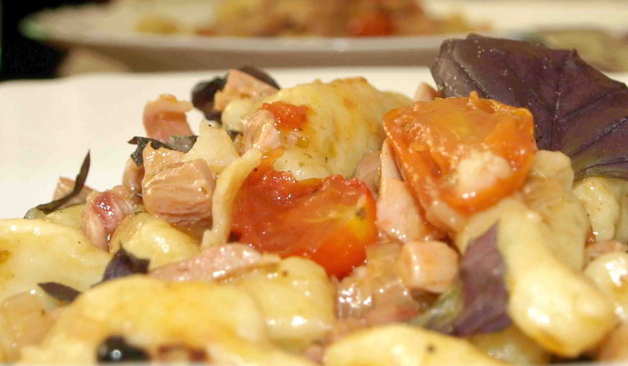 Рецепт картофельные ньокки с помидорами черри и копченой курицей