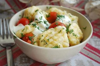 Картофельные ньокки с помидорами черри и зеленью