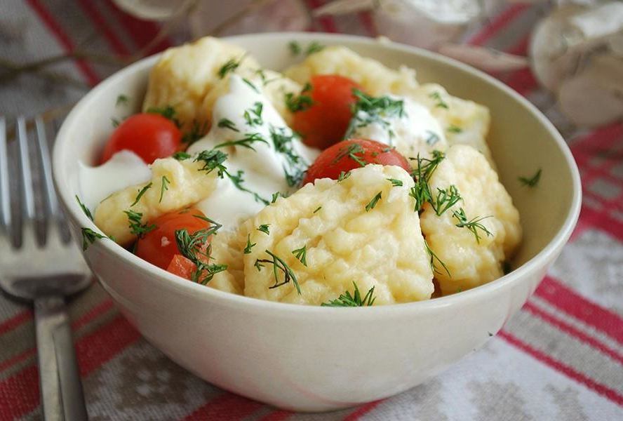 Картофельные ньокки с помидорами черри и зеленью