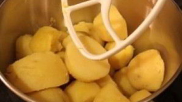 ШАГ 2. картофляники из пюре