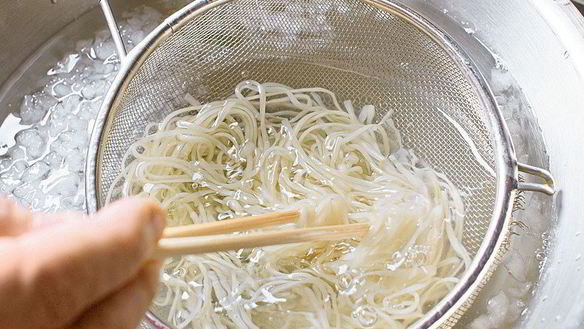 ШАГ 2. холодная лапша с тунцом