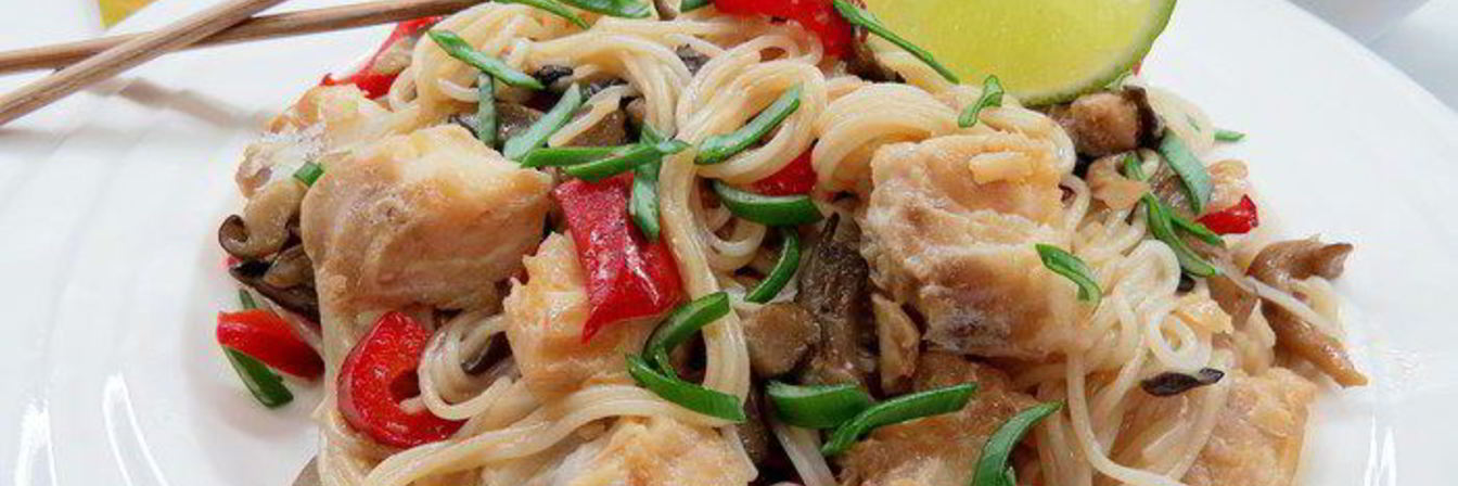 Китайская рисовая лапша с имбирной рыбой