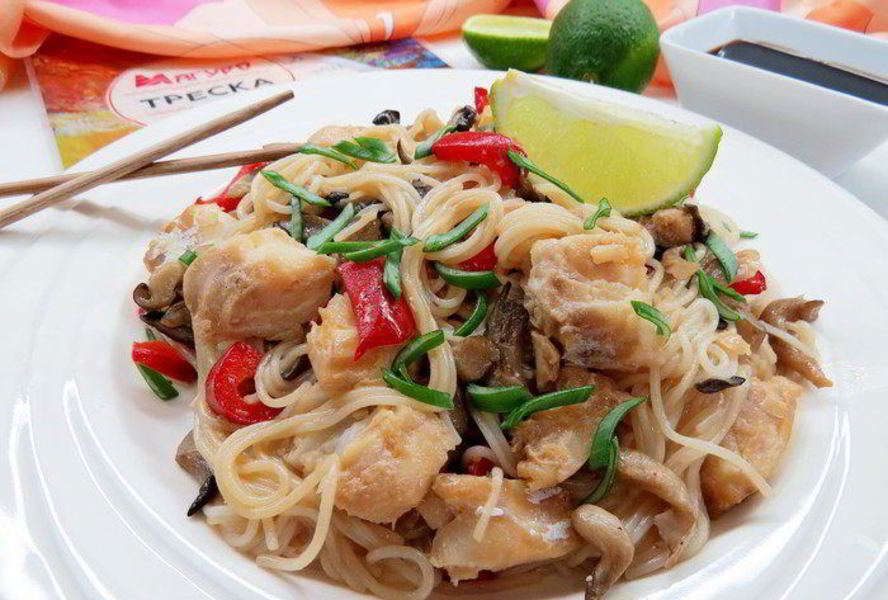 Китайская рисовая лапша с имбирной рыбой