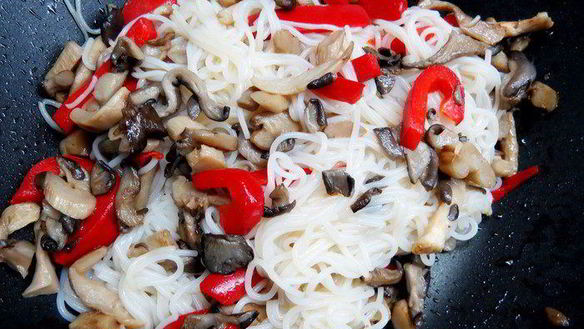 ШАГ 11. китайская рисовая лапша с имбирной рыбой