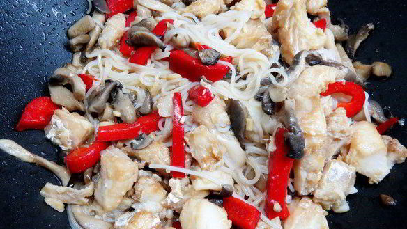 ШАГ 12. китайская рисовая лапша с имбирной рыбой