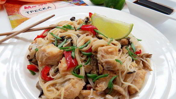 ШАГ 13. китайская рисовая лапша с имбирной рыбой