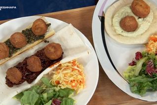 Фалафель в лаваше с соусом барбекю и салатным миксом