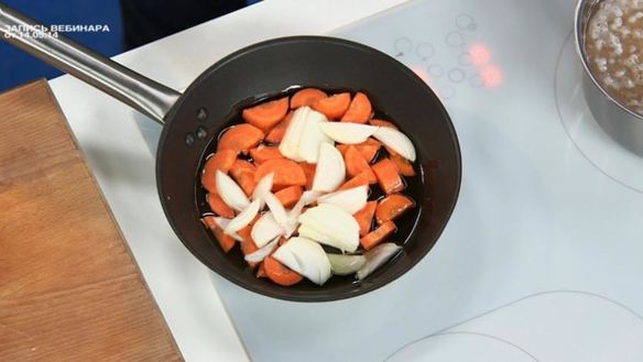 ШАГ 2. фалафель в лаваше с соусом барбекю и салатным миксом