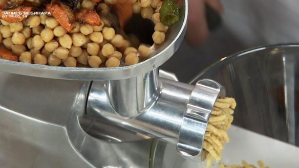 ШАГ 4. фалафель в лаваше с соусом барбекю и салатным миксом