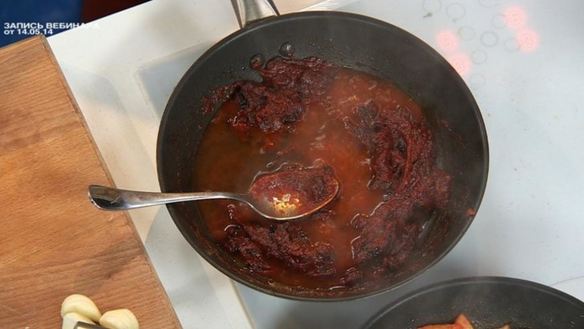 ШАГ 6. фалафель в лаваше с соусом барбекю и салатным миксом