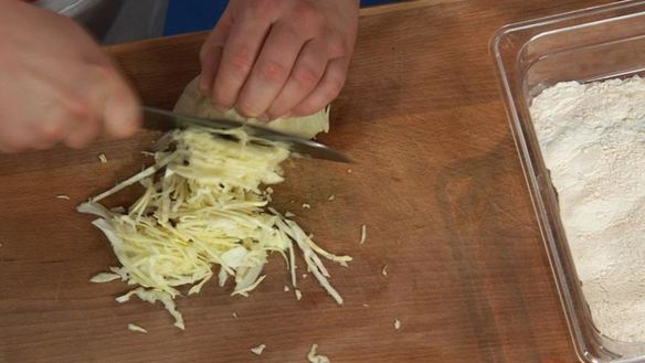 ШАГ 7. фалафель в лаваше с соусом барбекю и салатным миксом