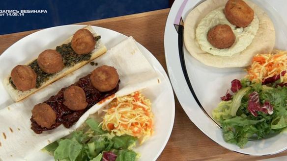 ШАГ 9. фалафель в лаваше с соусом барбекю и салатным миксом