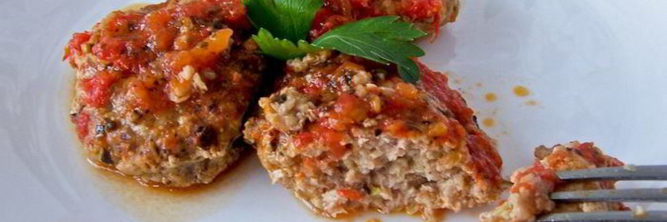 Кабачково-мясные котлеты в томатном соусе
